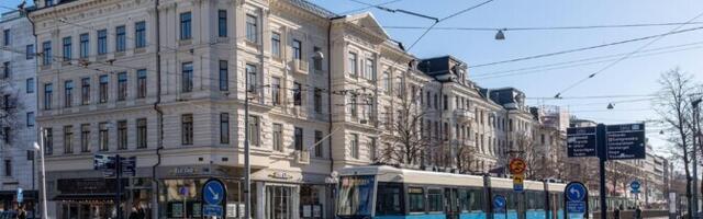 Rootsis sattus esmakordselt liinil olnud isejuhtiv buss avariisse trammiga