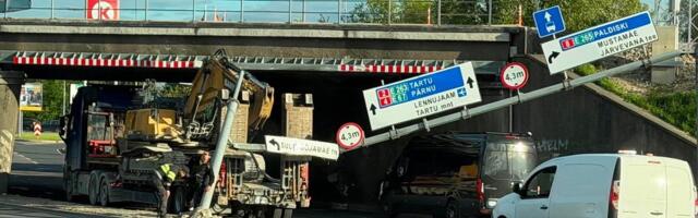 Ekskavaatoriga veoauto sõitis Ülemiste viaduktil vastu posti