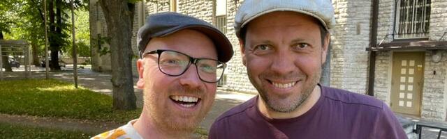 VIDEO I Mart Normet haarab padja kaenlasse ja läheb näitleja Mait Malmstenile öökülaliseks