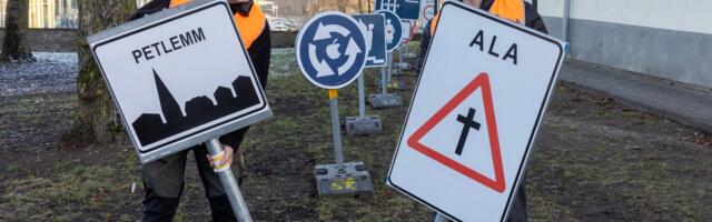 FOTOD | Rakveres on erilise kuuse asemel hoopis jõuluteemalised liiklusmärgid