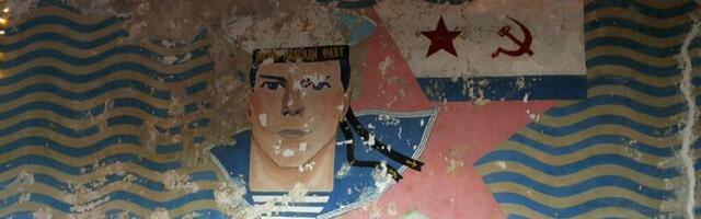 Naissaare endise sõjaväelaste klubi seinal on ajastuhõnguline pannoo