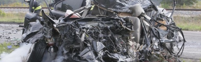 FOTOD | Männikul põrkas sõiduauto kokku veoautoga, üks inimene hukkus