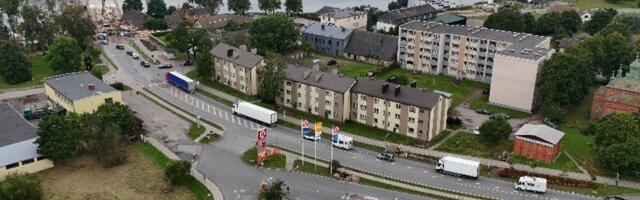 VIDEO JA FOTOD | „Suurt draamat ei ole, aga närviline trügimine käib.“ Riia EM-ile sõitvad korvpallifännid peavad Salacgrivas arvestama ummikuga