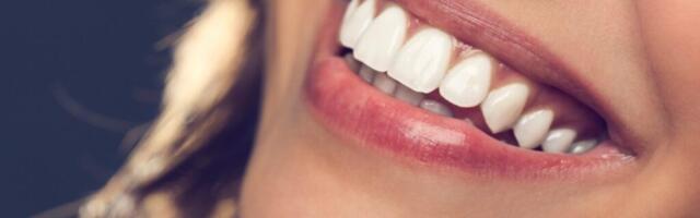 10 looduslikku viisi hammaste valgendamiseks ja säravama naeratuse saavutamiseks