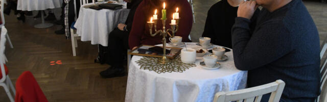 JÕULULAULUD NAGU KOLMEKIHILINE JÕULUKOOK