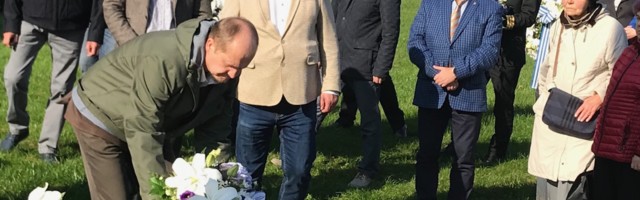 PILTUUDIS: rahvuskonservatiivid asetasid leinapärja Estonial hukkute mälestuseks