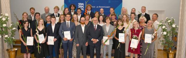 President Alar Karis andis 20 koolilõpetajale üle Noore Õpetlase stipendiumi