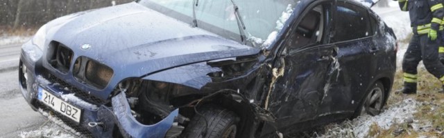 FOTOD | Jüri-Aruküla teel sõitis auto teelt välja, juht sai viga