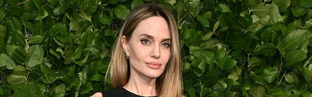 KLÕPS | Kuhu jäid kingad? Angelina Jolie saabus populaarsesse USA telesaatesse paljajalu