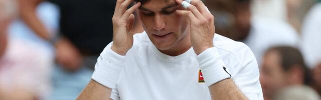 Maailma neljas reket pidi Wimbledonis reketid pakkima 