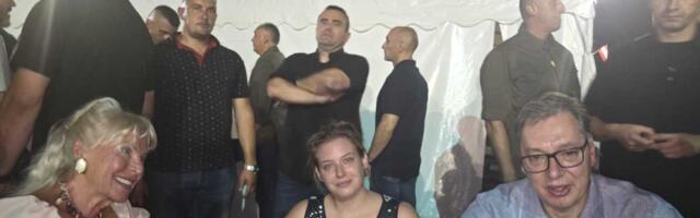 VUČIĆ STIGAO PEŠKE U PIONIRSKI PARK Predsednik se pridružio pristalicama (FOTO)