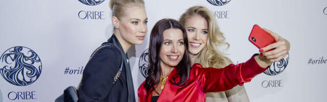 ￼ NEW YORGI MOENÄDALA OSALEJA JAGAB EKSKLUSIIVSEL ILUÜRITUSEL JUUKSEHOOLDUSE SALADUSI