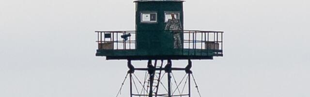 FOTOD | Fotograaf tabas piiril kentsaka stseeni: Vene vaatetorni valvas topis