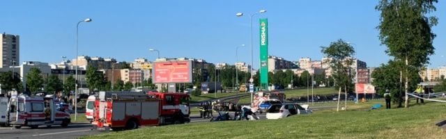 VIDEO ja FOTOD | Lasnamäel põrkasid kokku neli autot. Tragöödia põhjustas arvatavalt valge, erilise numbriga BMW roolis kiirust ületanud juhilubadeta isik. Surma sai bussipeatuses seisnud naine