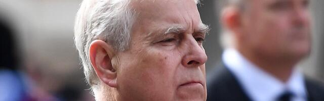 Andrew Mountbatten-Windsor ilmus perekondlikul sündmusel esimest korda avalikkuse ette pärast tiitlite kaotamist