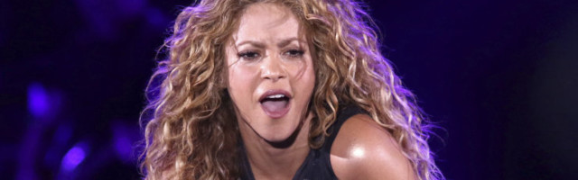 FOTO | Vinge stiilimuutus! Popstaar Shakira värvis juuksed punaseks