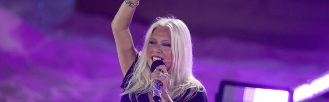 Rikutud reis_ purjus Samantha Fox visati lennukist välja ja viidi arestimajja
