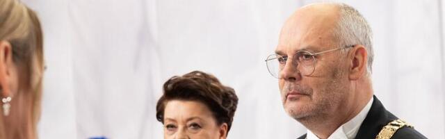 Müsteerium lahendatud_ Alar Karise kontorilaual asub kaunis eriline ese, mida avalikkus ei tea