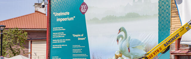 Lossiplatsi-äärne maja sai kuurorditeemalised plakatid