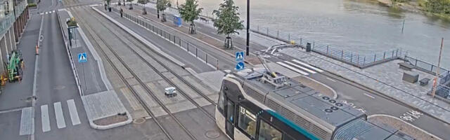 VIDEO: Helsingis jäi pakirobot trammi alla