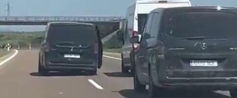 HOROR SCENA NA AUTOPUTU! ISPLIVAO UZNEMIRUJUĆ SNIMAK! Huligani Real Sosijedada pokušali da izguraju kombi sa grbom Atletika, odmah su uhapšeni! VIDEO