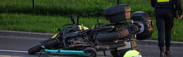 FOTOD | Tallinnas põrkasid kokku mootorratas ja elektritõukeratas, üks inimene sai viga