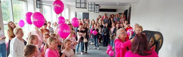 GALERII ⟩ "Barbie" esilinastusel andis tooni roosa värv