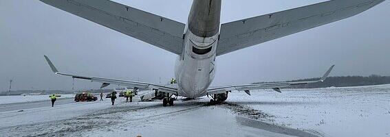 PILDID: Vilniuse lennuväljal libises Poola lennuk lennurajalt välja, lennurada suleti