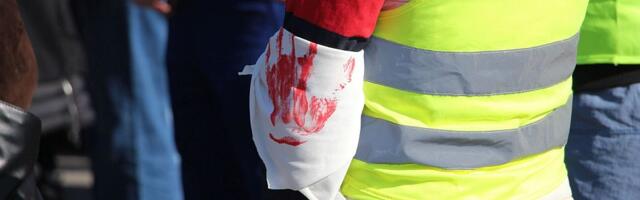 FOTO: Novosadski student sa lancima na nogama odveden na očevu sahranu