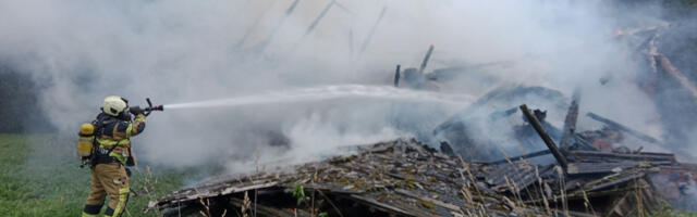 Kastre valas põles lausleegiga kõrvalhoone