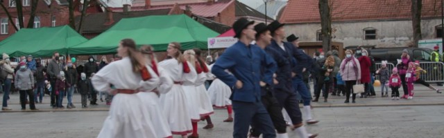 Reporter: Viljandi Vabaduse platsil peeti kõikide laste isadepäeva