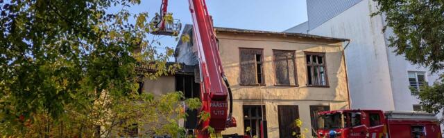 Tartus Ülejõel põles öösel suure leegiga maja