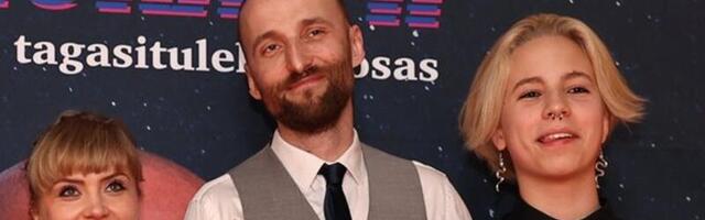 FOTOD | Pea terve pere koos! Märt Avandi saabus „Tulnuka“ järjefilmi esilinastusele poja ja abikaasaga