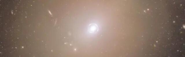 FOTO | Euclid jäädvustas Einsteini rõnga – rõngakujulise moonutatud valguse galaktikast, mida varjab teine galaktika