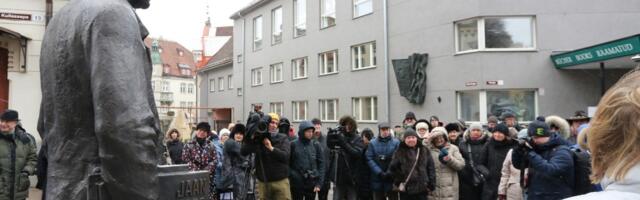 FOTOD I Tallinna vanalinnas avati Jaan Krossi mälestusmärk