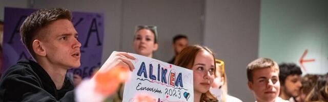 PILDIGALERII ⟩ Narvalased elasid Alika esinemisele kohvikus ühiselt kaasa