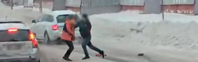 VIDEO: kaks meest kaklesid Soomes tiheda liiklusega tänaval