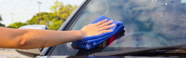 Miks tuleb auto esiklaasi puhastada ka seestpoolt?
