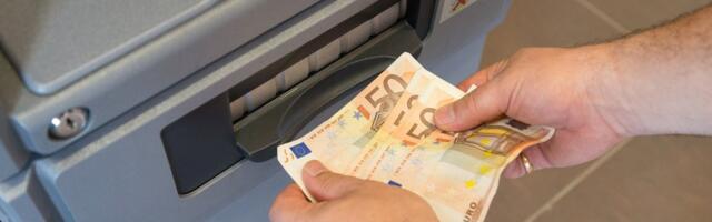 Swedbanki automaat neelas raha alla, kuid suur osa sellest arvele ei jõudnud. Pank_ klient rahata ei jää 