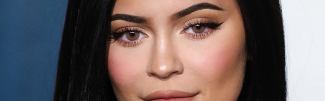 VÕRDLE | Enam piinlikumaks minna ei saa! Kylie Jenner uhkustas fotodega, mis on silmnähtavalt photoshopitud