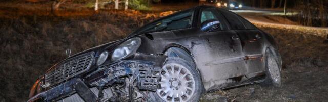 GALERII ⟩ Võhmas paiskus auto teelt välja vastu kivi