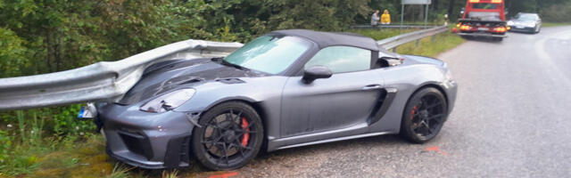 PILDID: Põlva vallas sõitis auto teepiirdesse