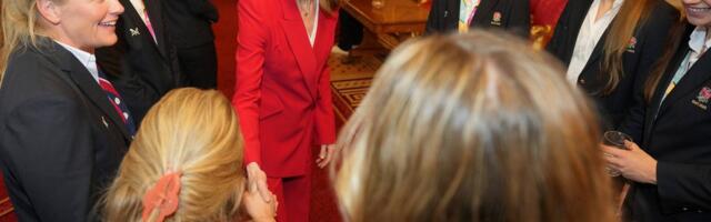 VIDEO | Sotsiaalmeedias lööb laineid klipp, kus printsess Catherine lihtsureliku kombel tänuüritusele saabub