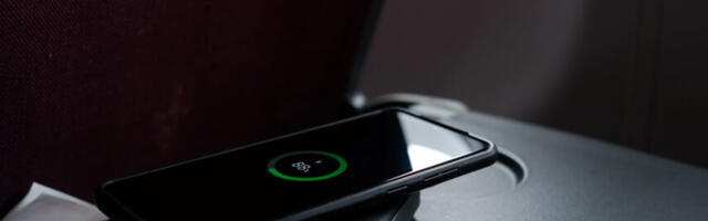 Väikest akupanka ei tohi lennukis pagasikappi panna, kuid suure akuga sülearvutit tohib. Miks nii on?