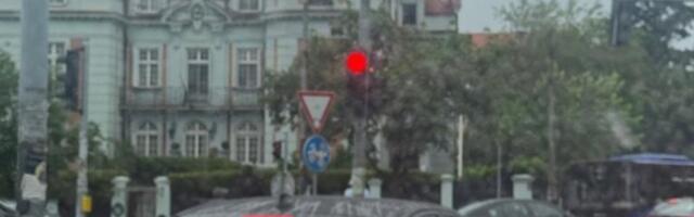 PRVE SLIKE POŽARA U AMBASADI PAKISTANA! Vatra kulja kroz prozore, crni dim prekrio Dedinje! (FOTO, VIDEO)