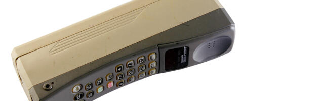 Uus rekord: Telia võrgus “ärkas ellu” kahekilone mobiiltelefon, millega võeti vastu maailma esimene SMS-sõnum