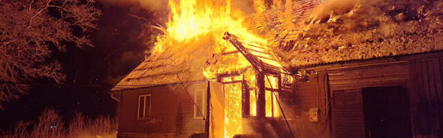 PILDID: Põltsamaa vallas põles suure leegiga elumaja-laut