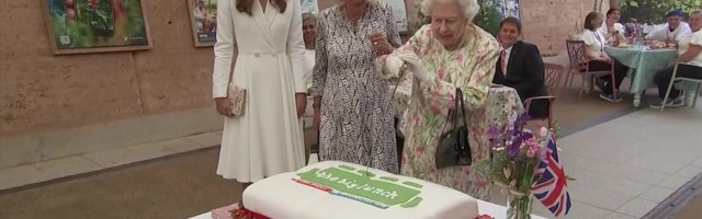 Reporter: Elizabeth II võttis kõikide üllatuseks noa asemel mõõga