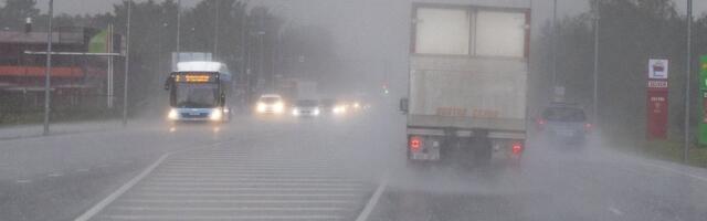 ILMATEADE | Eestit tabab tugev vihmasadu, teedel on suur vesiliuoht!