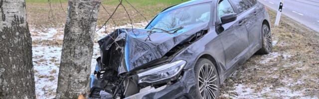 FOTOD | Viljandimaal sõitis auto vastu puud